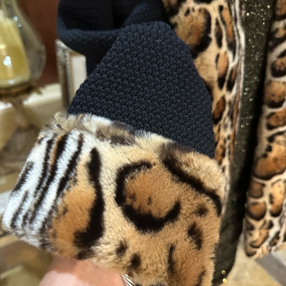 Beautiful St John Collection Knitted Sweater - Picture 3 of 6